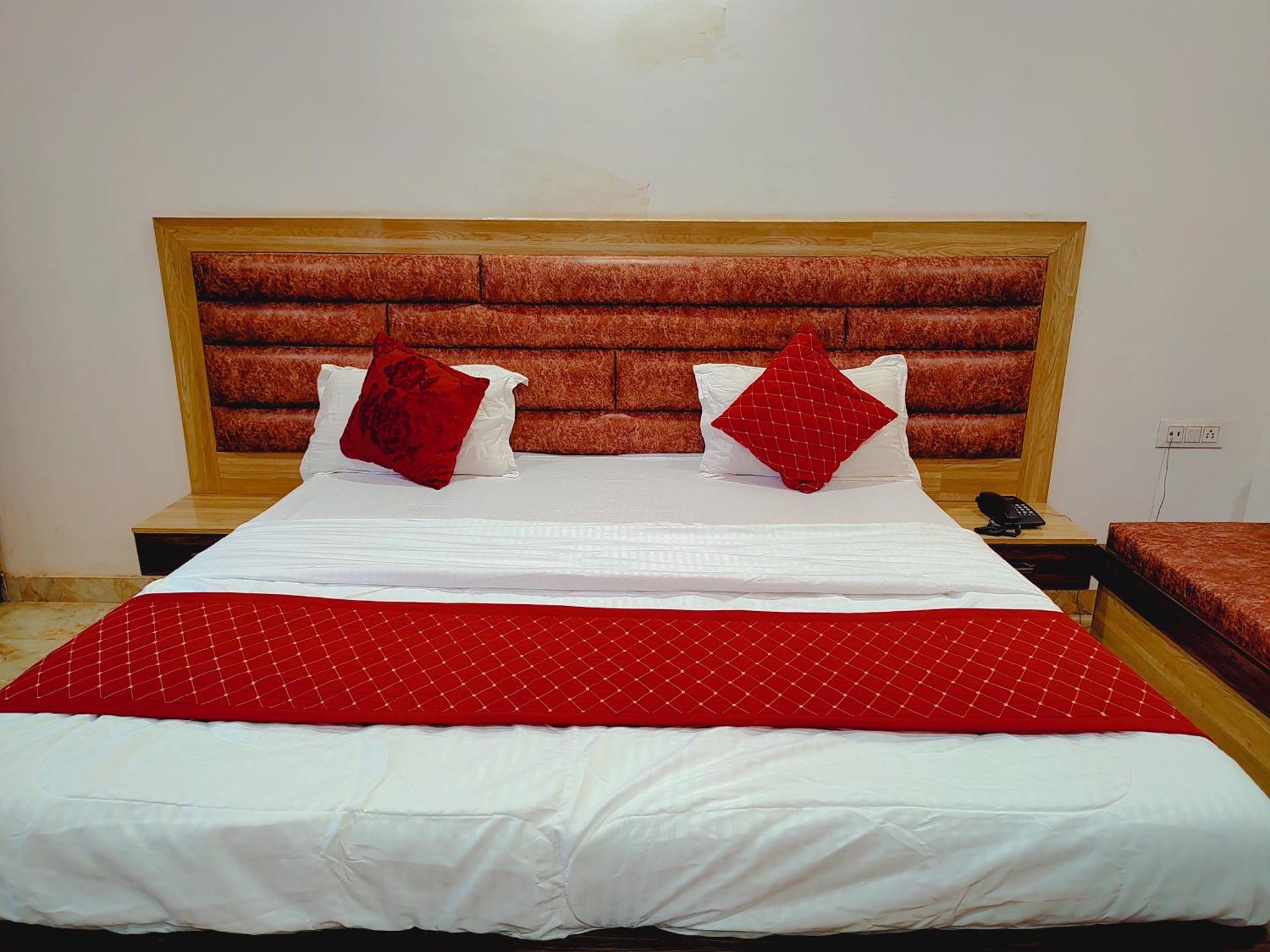 Elegance Hotel And Banquet Ayodhya Exteriér fotografie