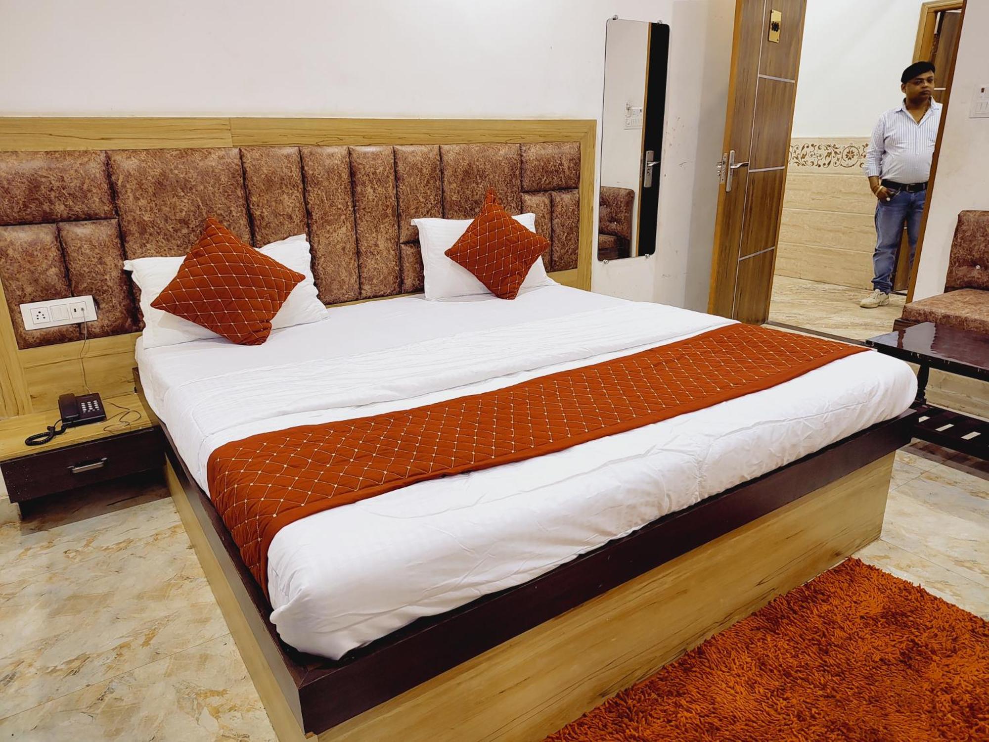 Elegance Hotel And Banquet Ayodhya Exteriér fotografie